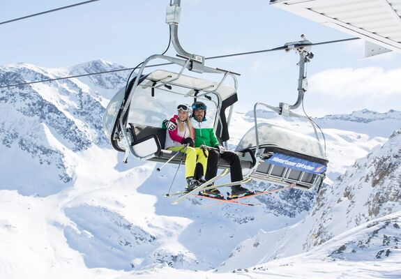 Skifahrer in einem Skilift im Winterurlaub in Tirol