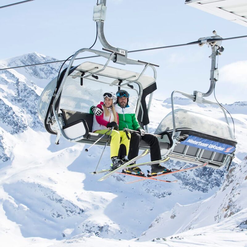 Skifahrer in einem Skilift im Winterurlaub in Tirol