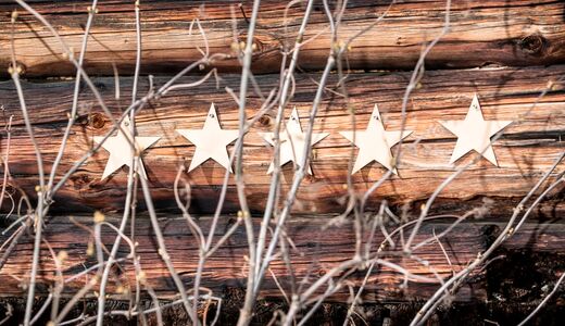 5 Sterne an einer Holzhütte in Neuhintertux in Tirol