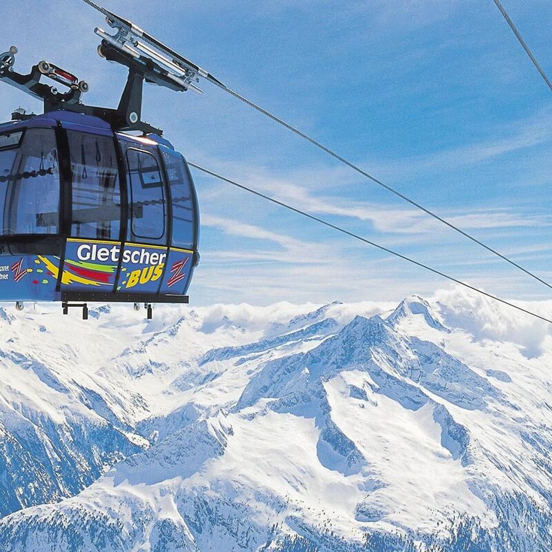 Die Gletscherbus Gondel mit Ausblick auf die verschneite Alpenlandschaft