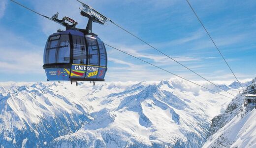 Die Gletscherbus Gondel mit Ausblick auf die verschneite Alpenlandschaft