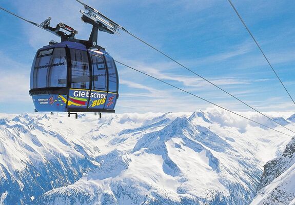 Die Gletscherbus Gondel mit Ausblick auf die verschneite Alpenlandschaft