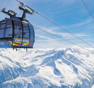 Die Gletscherbus Gondel mit Ausblick auf die verschneite Alpenlandschaft