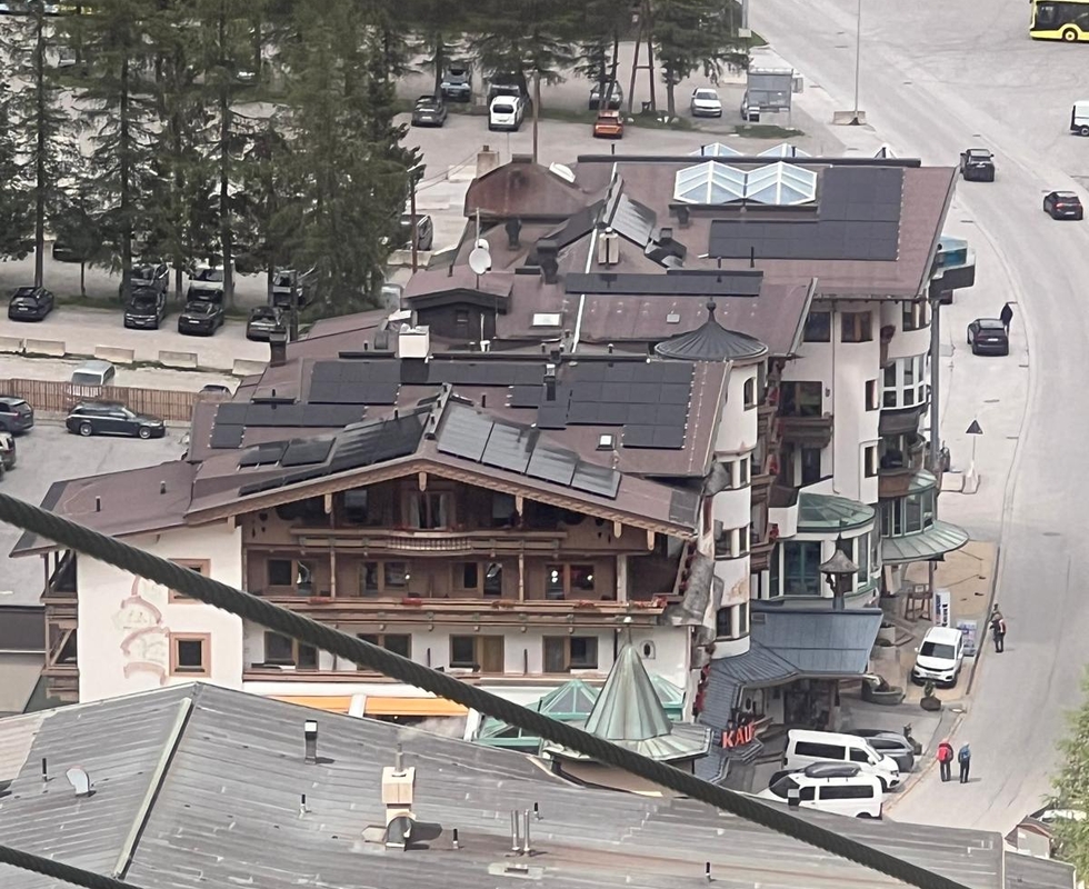 Blick auf die Photovoltaikanlage am Dach des Neuhintertux