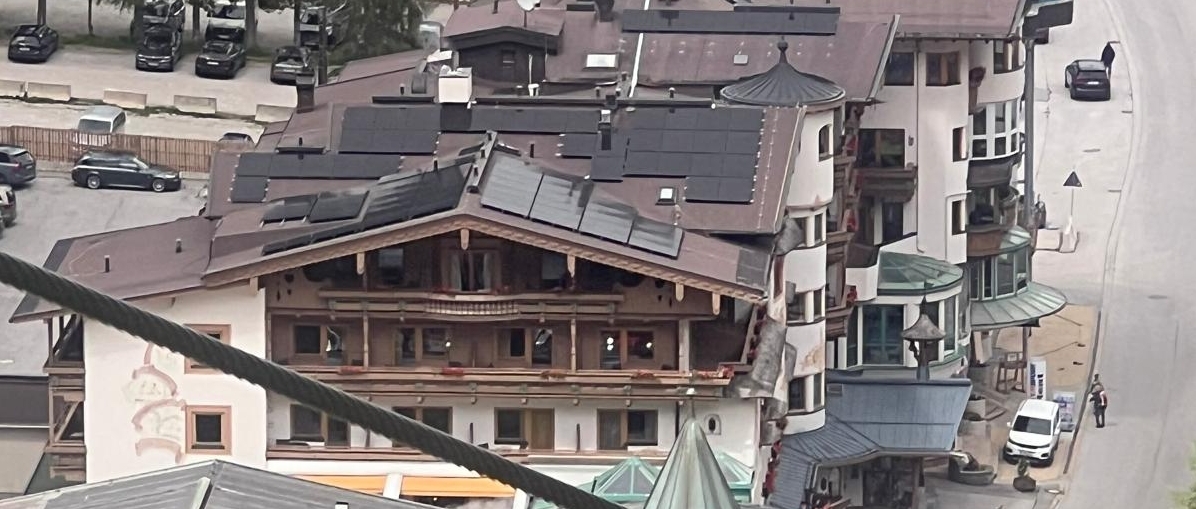 Blick auf die Photovoltaikanlage am Dach des Neuhintertux