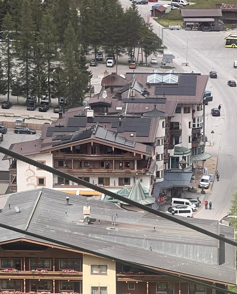 Blick auf die Photovoltaikanlage am Dach des Neuhintertux