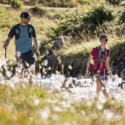 Familie beim Spielen am Bach beim Wanderurlaub in Hintertux