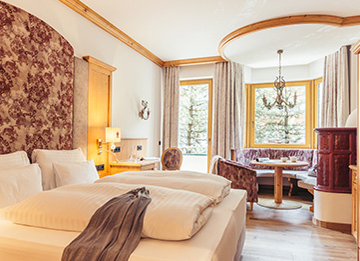 Zimmer mit Sitzecke im Hotel Neuhintertux im Zillertal