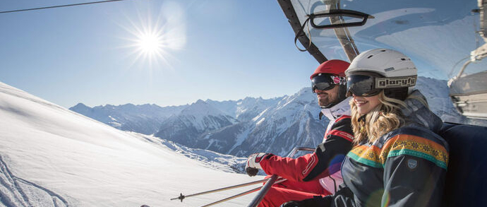 Skifahrer am Liftsessel in der Sonne