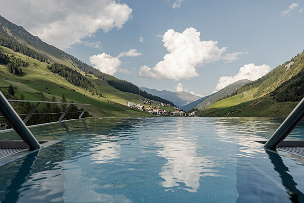 Blick auf den SKYpool ins Freie im Zillertal