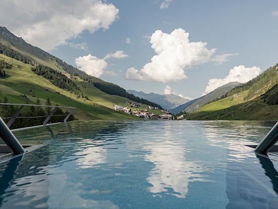 SKYpool im Zillertal Blick auf den SKYpool ins Freie im Zillertal