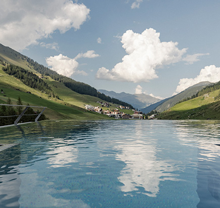 Blick auf den SKYpool ins Freie im Zillertal