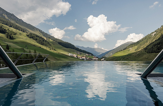 Blick auf den SKYpool ins Freie im Zillertal