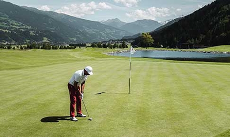 Golfer beim Abschlag im Zillertal