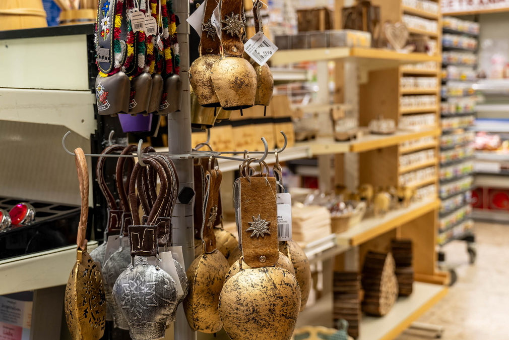 Verkaufsregal beim Shopping im Kaufhäusl im Neuhintertux