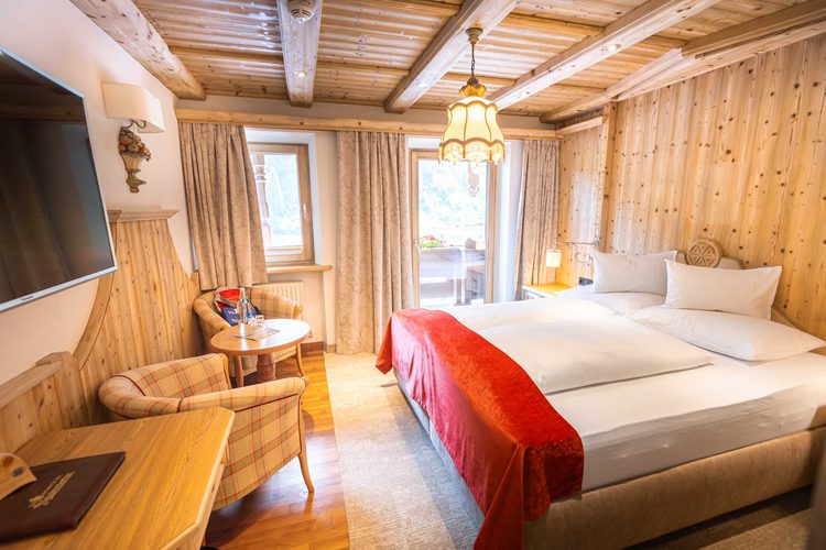 Doppelzimmer Classic Doppelzimmer Classic mit Sesseln und Tisch