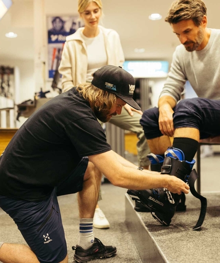 Mann bei der Skischuhanprobe im Intersport im Hotel Neuhintertux