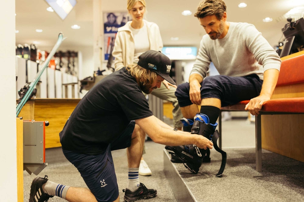 Mann bei der Skischuhanprobe im Intersport im Hotel Neuhintertux