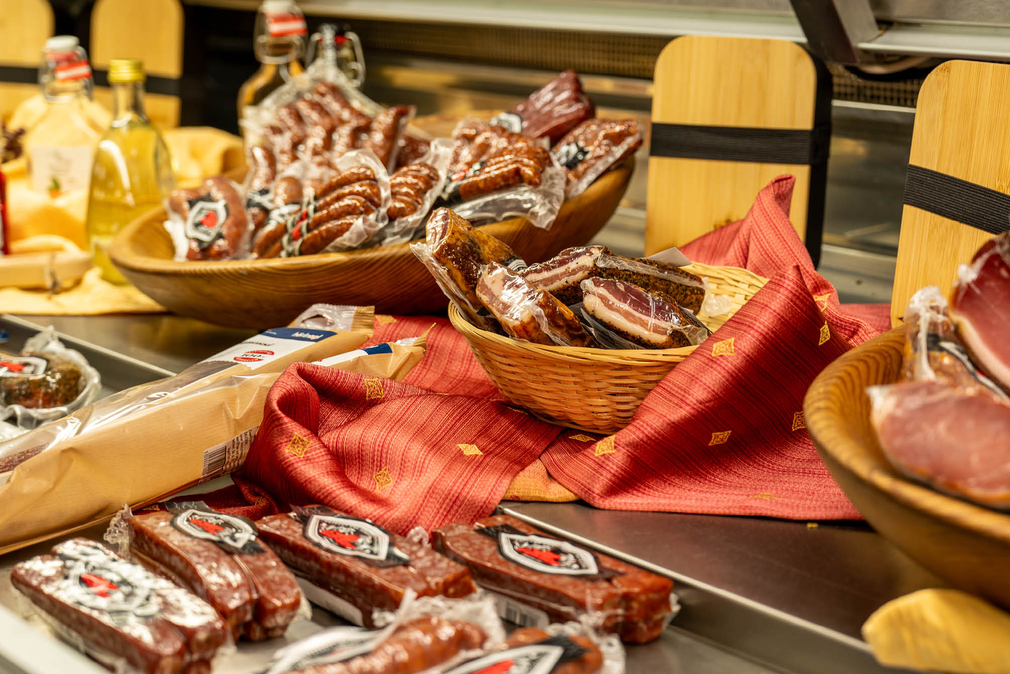 Wurstauswahl beim Shopping im Kaufhäusl im Neuhintertux