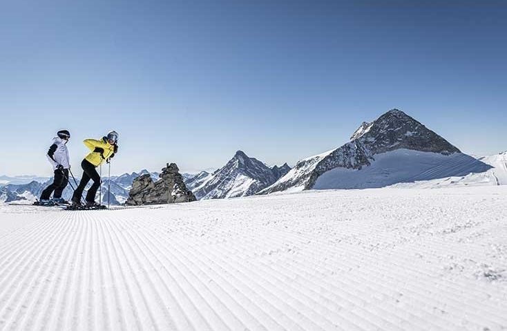 2 Skifahrer genießen den Panoramablick am Hintertuxer Gletscher