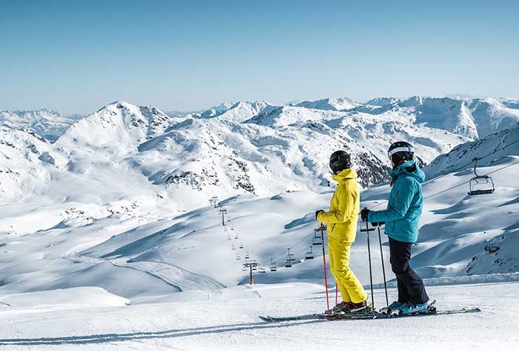 Zwei Skifahrer blicken vom Berg in die Alpen beim Skifahren im Zillertal