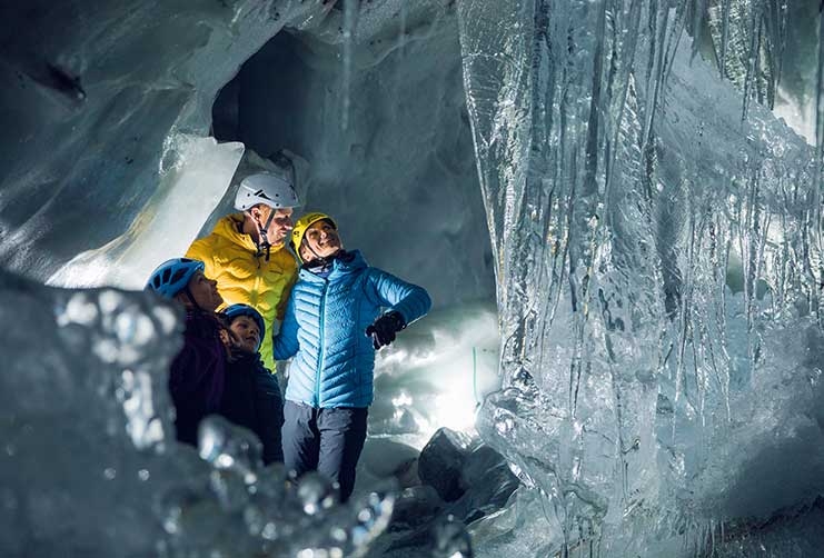 Familie geht durch den Natur Eis Palast am Hintertuxer Gletscher