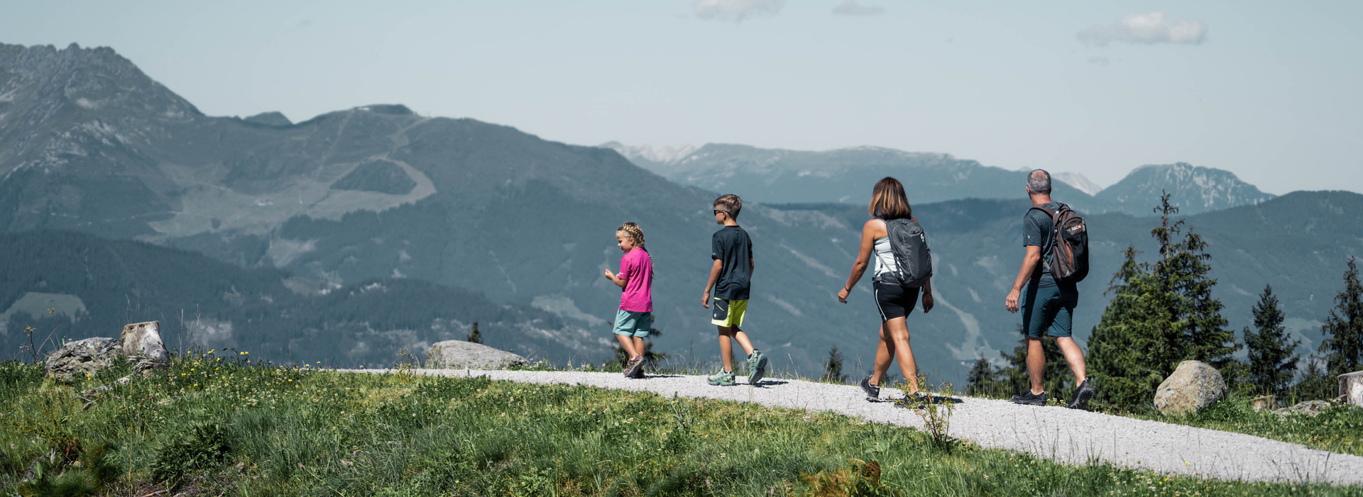 Familie beim Wandern in Hintertux