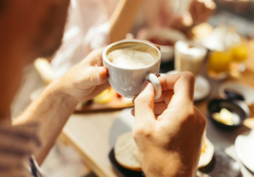 Frau genießt einen Espresso Macchiato