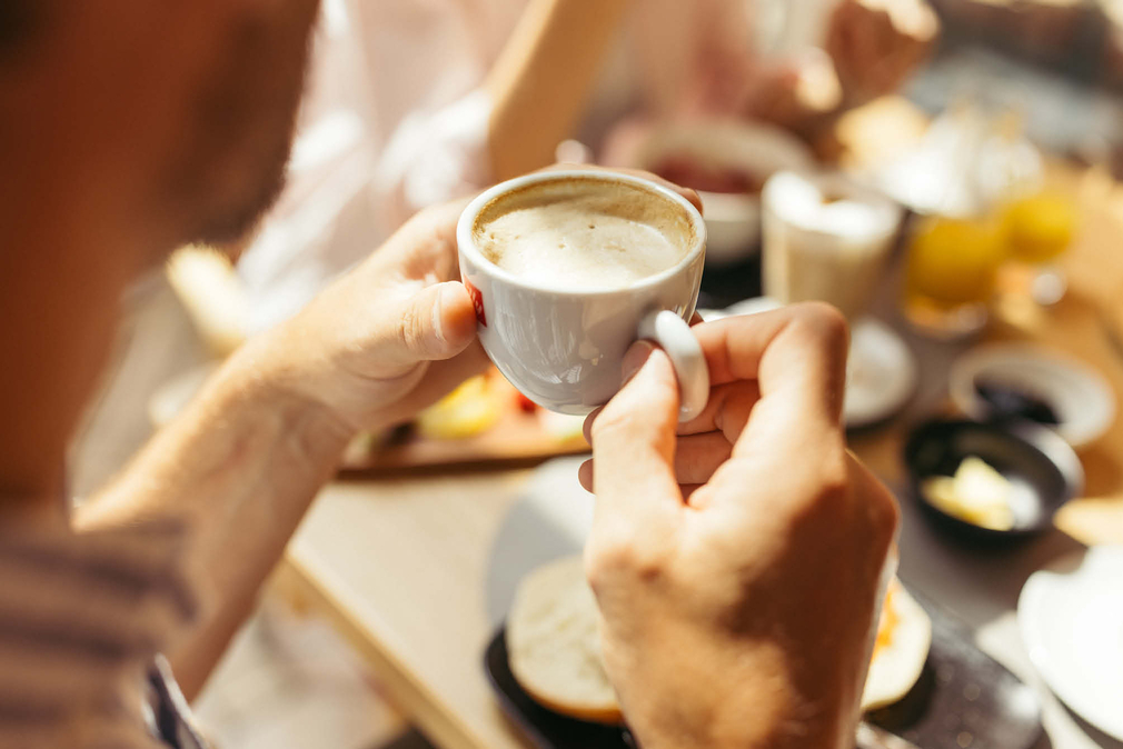 Frau genießt einen Espresso Macchiato