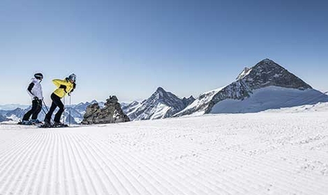 Zwei Skifahrer beim Skifahren am Hintertuxer Gletscher