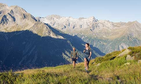 Zwei Wanderer im Wanderurlaub im Zillertal