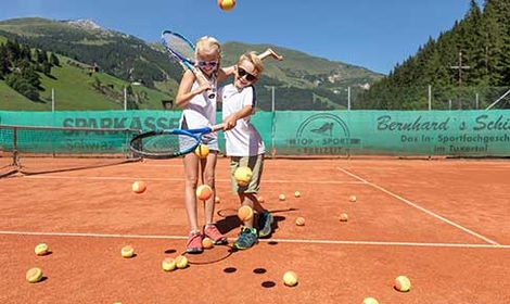 Tennisspieler im Familienurlaub in Hintertux im Zillertal