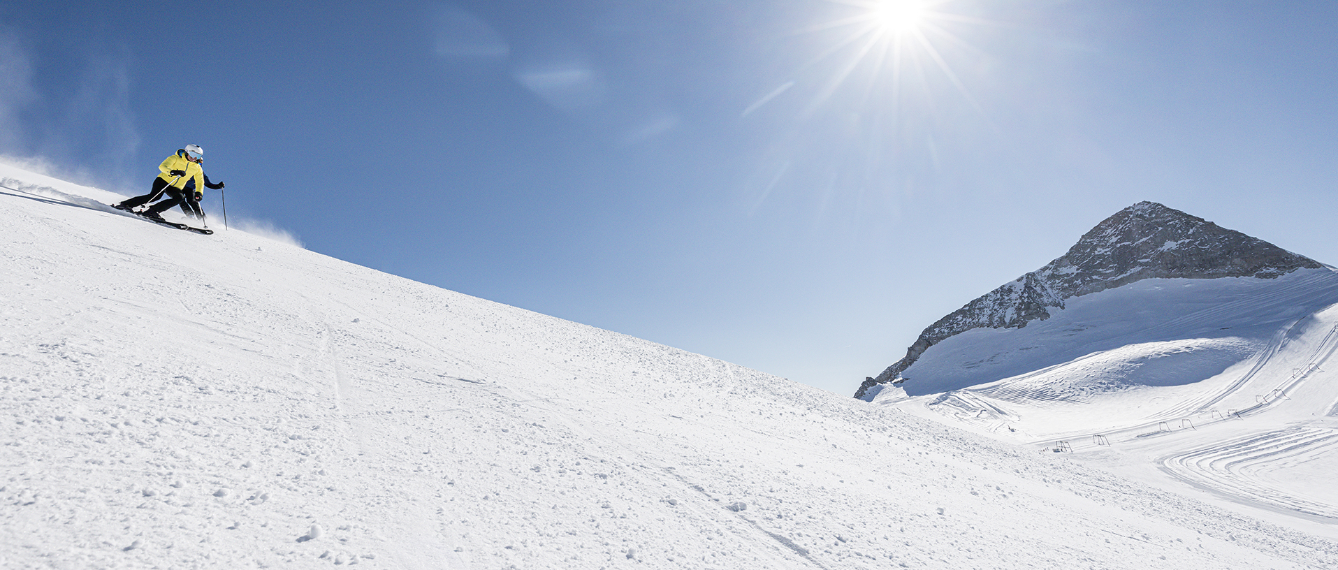 Zwei Skifahrer beim Carven am Hintertuxer Gletscher