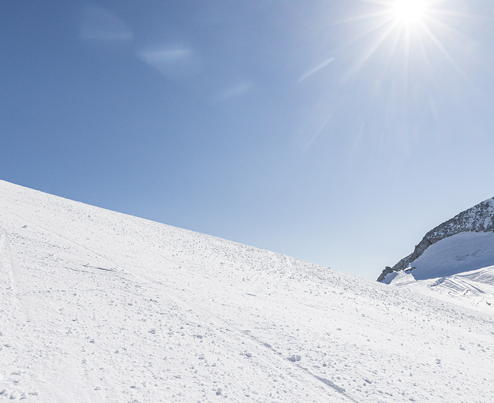 Zwei Skifahrer beim Carven am Hintertuxer Gletscher