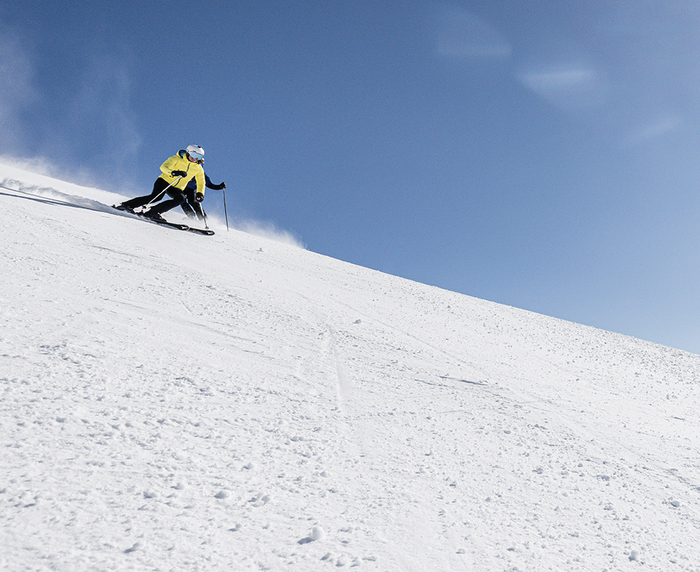 Zwei Skifahrer beim Carven am Hintertuxer Gletscher