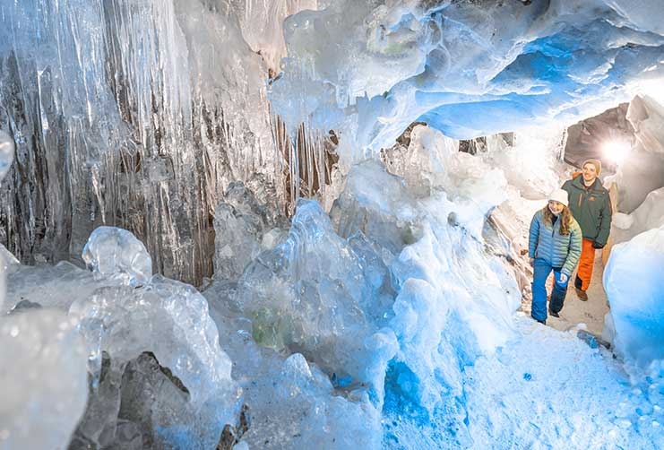 Wanderer bei einer Gletscherwanderung in den Natureispalast