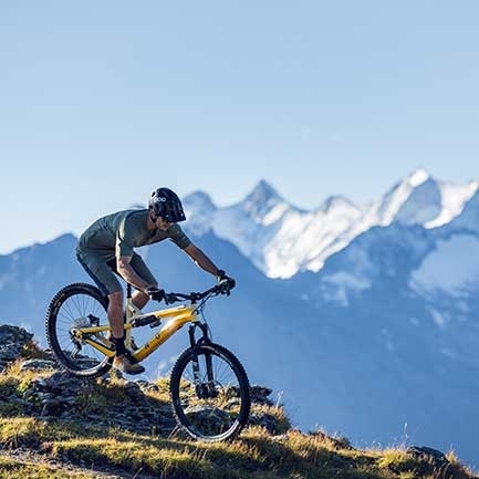 Mountainbiker bei der Abfahrt im Zillertal