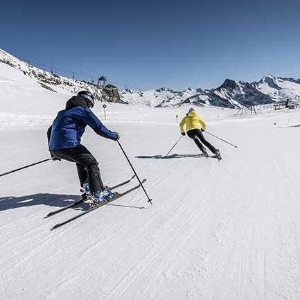 Zwei Skifahrer auf der Piste, vom Skihotel in Hintertux aus