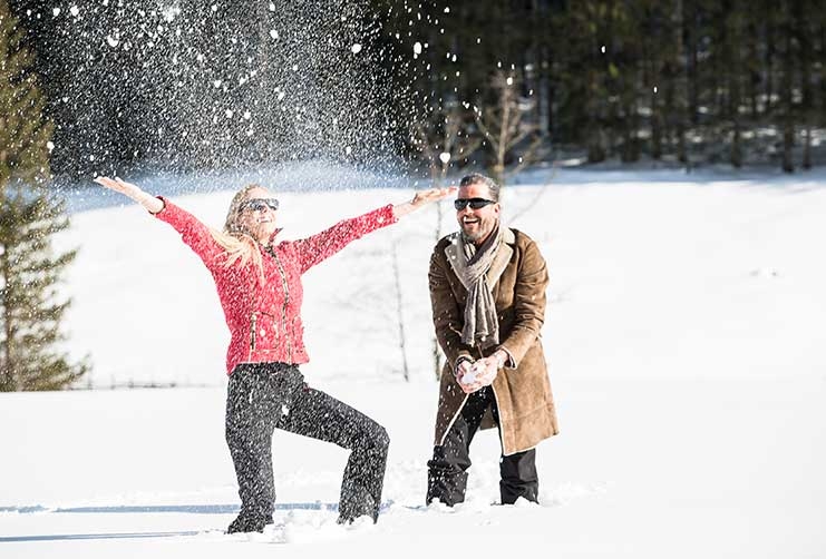 Pärchen genießt eine Winterwanderung in Hintertux