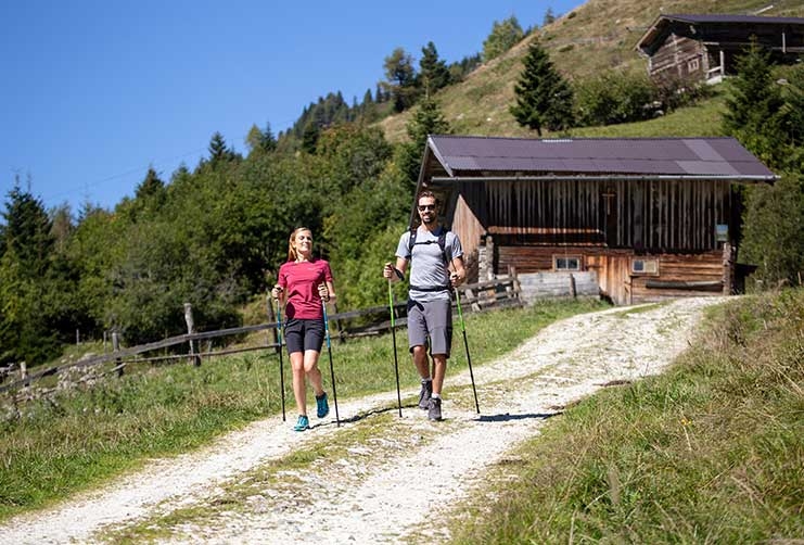 Zwei Wanderer beim Hüttentrecking im Zillertal