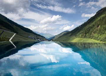 [Translate to EN:] Skypool im Hotel Neuhintertux mit Blick auf die Berge