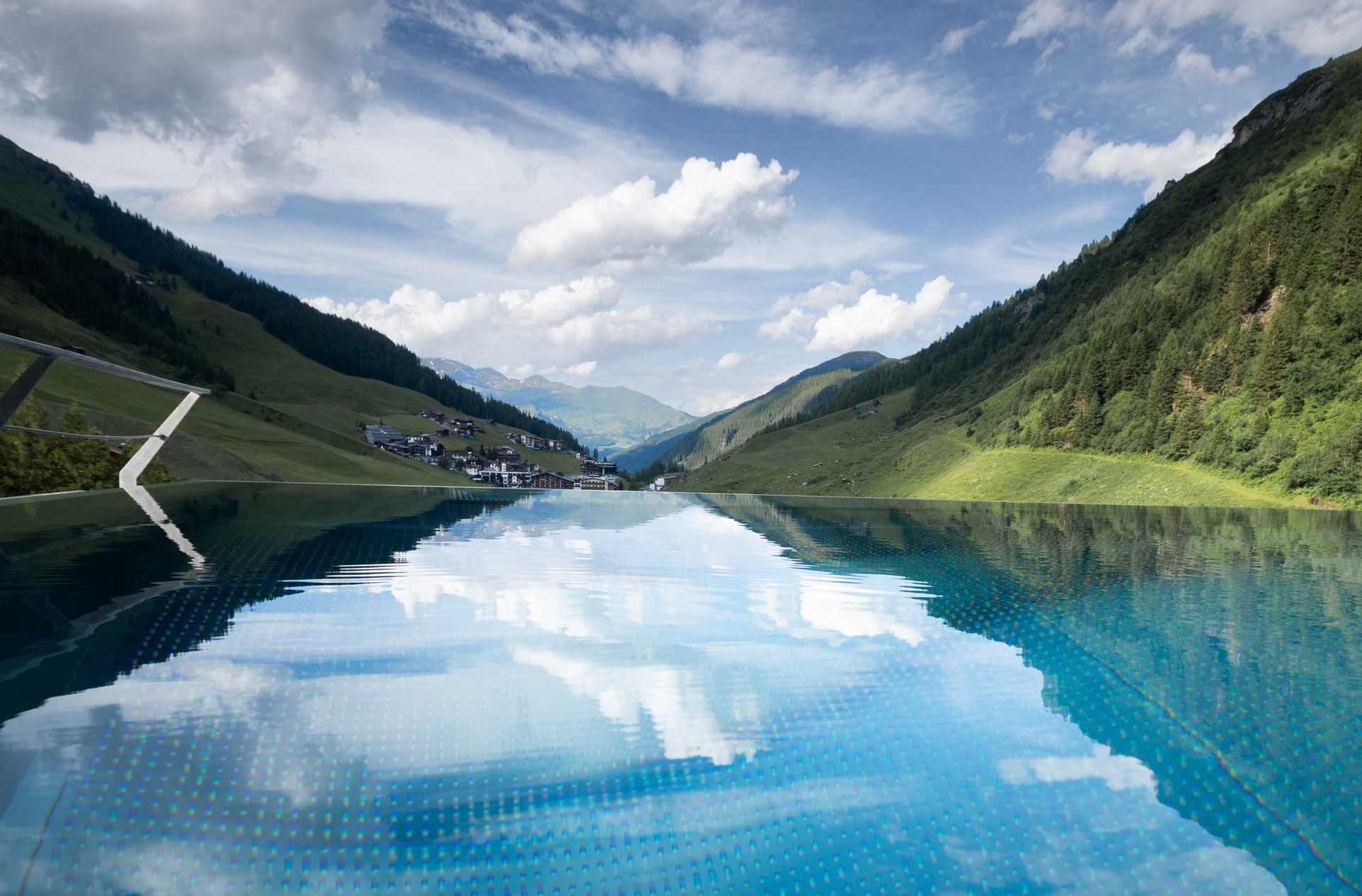 [Translate to EN:] Skypool im Hotel Neuhintertux mit Blick auf die Berge