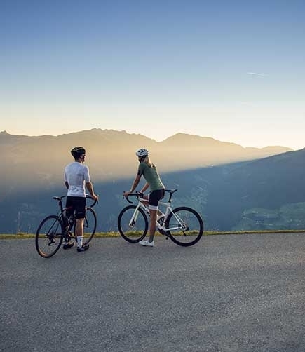 Genussblick von zwei Mountainbiker bei Rast im Zillertal