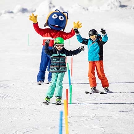 Kinder haben Spaß beim Befahren der Kidslope am Hintertuxer Gletscher