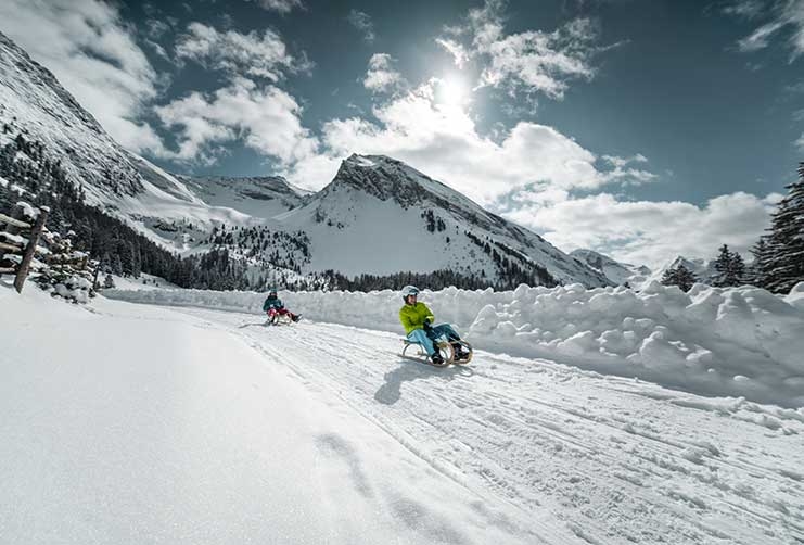 Rodler auf der Rodelbahn im Zillertal