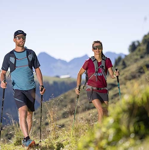 Zwei Wanderer beim Wander-Urlaub in Hintertux im Zillertal