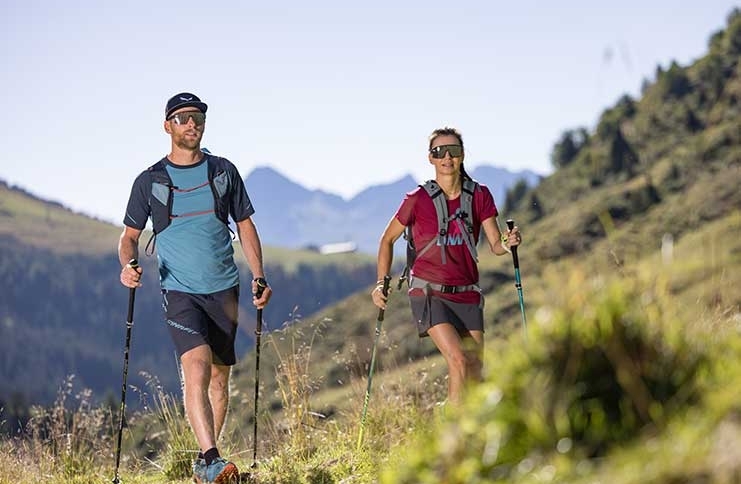 Zwei Wanderer beim Wander-Urlaub in Hintertux im Zillertal