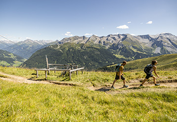 Wanderer auf Weg in den Tuxer Alpen