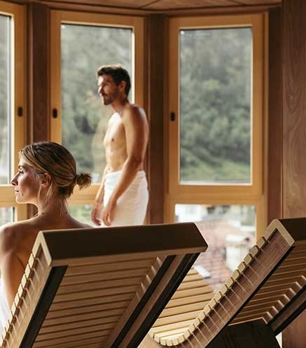 Paar entspannt sich auf den Liegen im Wellnessbereich im Neuhintertux