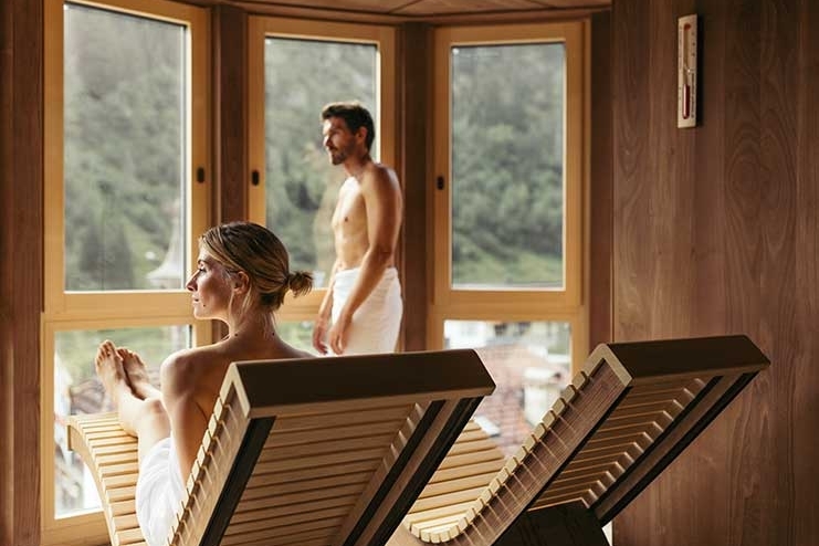 Paar entspannt sich auf den Liegen im Wellnessbereich im Neuhintertux